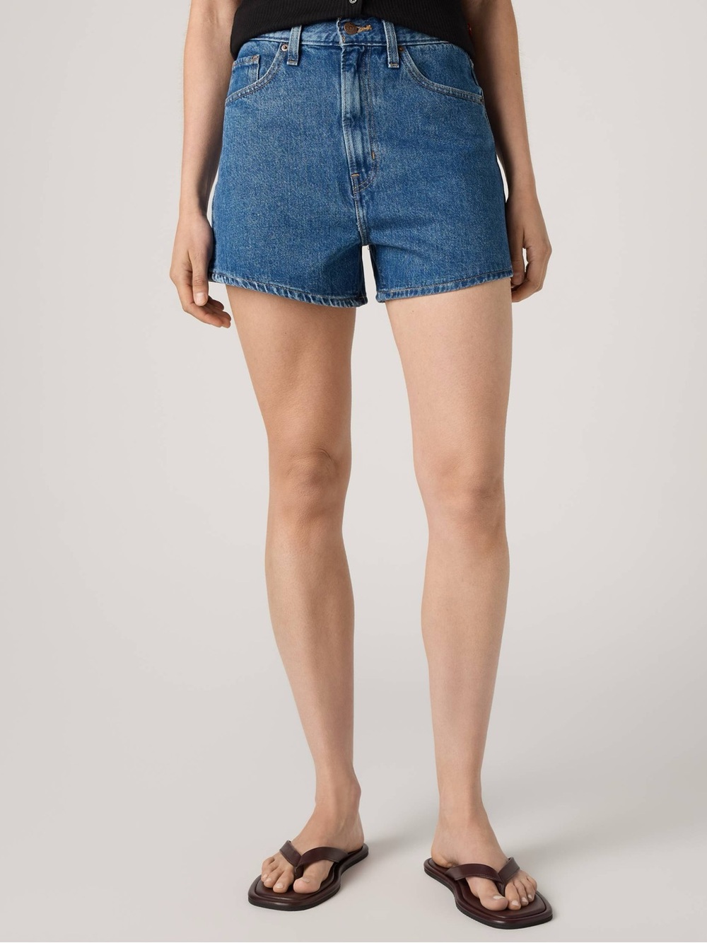 NWT LEVI’S High-Waisted Mom Shorts in Medium Wash 28